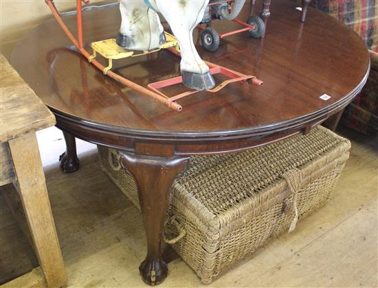 Edwardian oval mahogany extending dining table